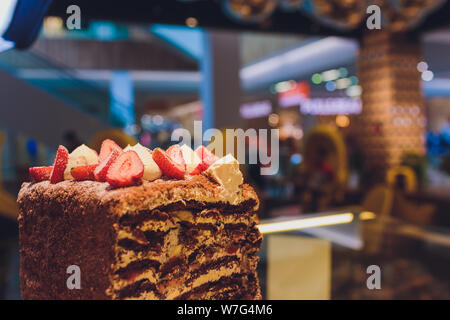 Deliziosa torta cercando con decorato con le fragole. Foto Stock