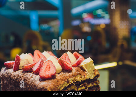 Deliziosa torta cercando con decorato con le fragole. Foto Stock