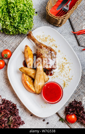 Il pollo con la pelle croccante servita con verdure Foto Stock