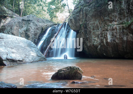 Una lunga esposizione di Kilgore scende dalla valle, rocce del parco statale, Maryland. Foto Stock