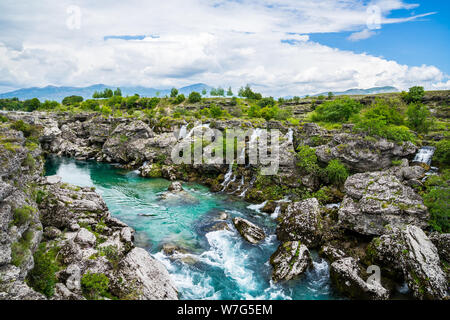 Montenegro, cijevna blu acqua di fiume e molte cascate del Niagara Falls vista al di fuori della città di podgorica in uno spettacolare paesaggio naturale Foto Stock