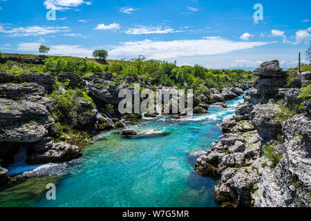 Montenegro, perfetto pulite acque cristalline del fiume cijevna in Podgorica natura paesaggio vicino alle cascate del Niagara sul giorno di sole Foto Stock