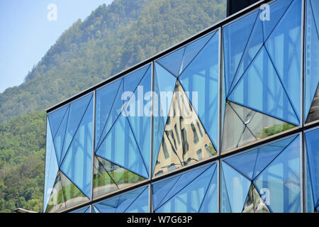 24 luglio 2019, il Liechtenstein VADUZ: Il Principato del Liechtenstein è di 300 anni. Essa è stata fondata il 15 agosto 1719, tra la Svizzera e l'Austria. La capitale è Vaduz, dove il moderno e architettura storica si completano a vicenda. La foto mostra la facciata di Renag AG. A sinistra sullo sfondo il castello di Vaduz. Foto: Volkmar Heinz/dpa-Zentralbild/ZB Foto Stock