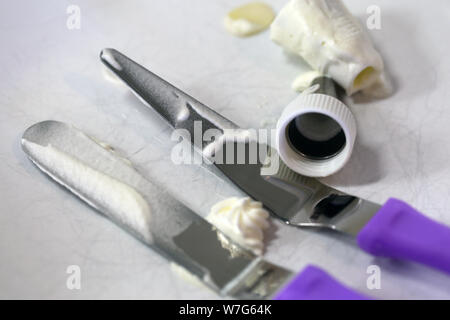 Diversi strumenti utilizzati per decorare torte e pasticcini. In questa foto si può vedere la coppia di decorazione torta coltelli, punta di tubazioni tubazioni e strumenti. Foto Stock