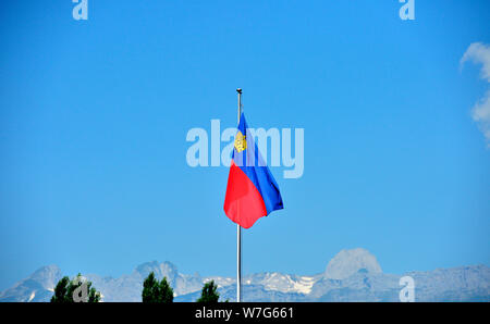 24 luglio 2019, il Liechtenstein VADUZ: la bandiera nazionale del Liechtenstein - Il Principato del Liechtenstein è di 300 anni. Essa è stata fondata il 15 agosto 1719, tra la Svizzera e l'Austria. Il capitale è Vaduz (nell'immagine). Foto: Volkmar Heinz/dpa-Zentralbild/ZB Foto Stock