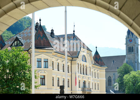 24 luglio 2019, il Liechtenstein VADUZ: Il Principato del Liechtenstein è di 300 anni. Essa è stata fondata il 15 agosto 1719, tra la Svizzera e l'Austria. Il capitale è Vaduz (nella foto il palazzo del governo e la cattedrale). Foto: Volkmar Heinz/dpa-Zentralbild/ZB Foto Stock