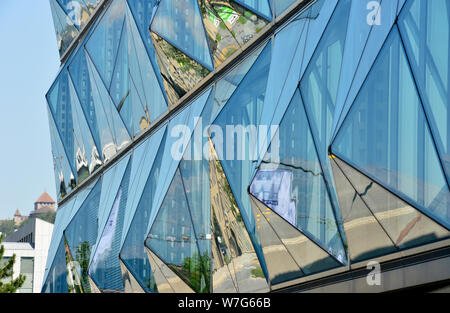 24 luglio 2019, il Liechtenstein VADUZ: Il Principato del Liechtenstein è di 300 anni. Essa è stata fondata il 15 agosto 1719, tra la Svizzera e l'Austria. La capitale è Vaduz, dove il moderno e architettura storica si completano a vicenda. La foto mostra la facciata di Renag AG. A sinistra sullo sfondo il castello di Vaduz. Foto: Volkmar Heinz/dpa-Zentralbild/ZB Foto Stock