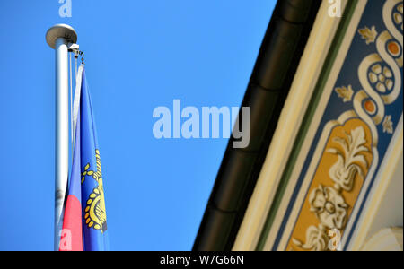 24 luglio 2019, il Liechtenstein VADUZ: la bandiera nazionale del Liechtenstein - Il Principato del Liechtenstein è di 300 anni. Essa è stata fondata il 15 agosto 1719, tra la Svizzera e l'Austria. Il capitale è Vaduz (nell'immagine). Foto: Volkmar Heinz/dpa-Zentralbild/ZB Foto Stock