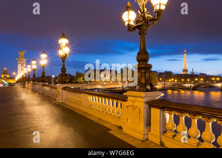 Twilight lungo Pont Alexandre III oltre il Fiume Senna, Parigi, Francia Foto Stock