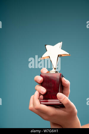 Immagine di mani dell uomo alzando il calice con stella Foto Stock