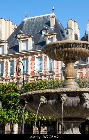 Fontana e architettura in Place des Vosges - la più antica piazza di Parigi e dell' Ile-de-France, Francia Foto Stock