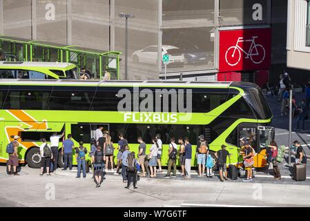 Flixbusses presso la stazione degli autobus in Frankfurt am Main al Stuttgarter Strasse 26 | Utilizzo di tutto il mondo Foto Stock