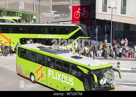 Flixbusses presso la stazione degli autobus in Frankfurt am Main al Stuttgarter Strasse 26 | Utilizzo di tutto il mondo Foto Stock