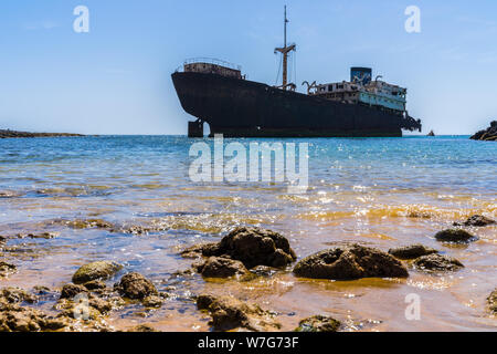 Spagna Lanzarote, arrugginita vecchia nave relitto di temple hall a elica piccola baia Foto Stock