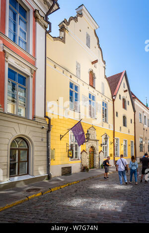 N. 26 Pikk Street - la Fraternità delle Teste Nere edificio con riccamente intagliato porta in legno a Tallinn in Estonia il 21 Luglio 2019 Foto Stock