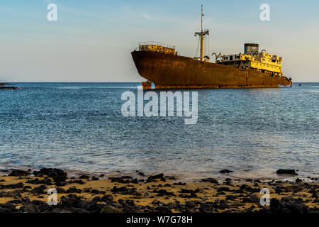 Spagna, Lanzarote, famoso naufragio di temple hall in Arrecife bay al tramonto Foto Stock