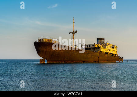 Spagna, Lanzarote, Temple hall freightliner nave relitto arrugginito e decomposto in Arrecife bay Foto Stock