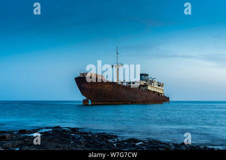 Spagna, Lanzarote, relitto di temple hall a filamento in barca a costa di Arrecife in blu ora Foto Stock