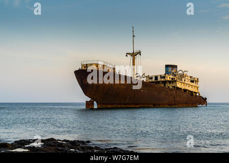 Spagna Lanzarote, intrecciato arrugginito relitto della nave temple hall a arrecife beach in luce magica Foto Stock