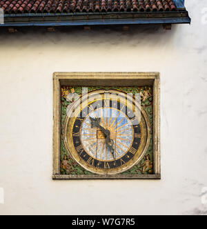 Outdoor orologio medievale sul muro della chiesa del Santo Spirito a Tallinn in Estonia il 21 Luglio 2019 Foto Stock