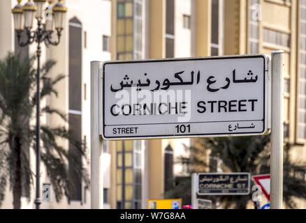 Corniche Street è una delle vie più belle ed importanti in Sharjah. Esso conduce direttamente lungo il torrente. Sharjah è il terzo più grande emirato degli Emirati Arabi Uniti ed è tradizionalmente considerato molto conservatore. (14 gennaio 2019) | utilizzo in tutto il mondo Foto Stock