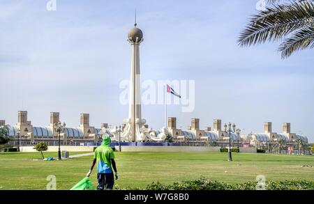 La forma allungata Blue Souq (Al Souq Markazi) è uno dei più suggestivi edifici nel centro della città di Sharjah. Di fronte al mercato coperto, in mezzo al Parco Ittihad, vi è una scultura moderna appartenenti ad una fontana. (14 gennaio 2019) | utilizzo in tutto il mondo Foto Stock