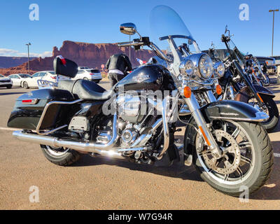 Monument Valley negli Stati Uniti, 18 maggio 2019. Harley Davidson motos parcheggiata. Moto d'epoca, Monument Valley rocce sfondo, Arizona Utah frontiera, Foto Stock