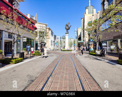 Il Grove Los Angeles, California, USA. Maggio 30, 2019. La statua dello spirito a Grove. Destinazione per affari, shopping, turismo. Persone, mall e Foto Stock