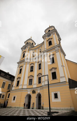 Basilica di San Michele a Mondsee, in Austria, una chiesa famosa per la scena del matrimonio nel film tutti insieme appassionatamente. Foto Stock