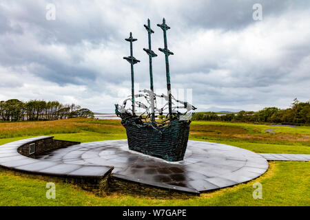 Carestia nazionale Memorial raffigurante una bara di nave in Murrisk. Contea di Mayo, Irlanda Foto Stock