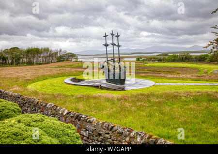 Carestia nazionale Memorial raffigurante una bara di nave in Murrisk. Contea di Mayo, Irlanda Foto Stock