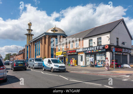 L'Abu Bakr Centro Islamico moschea e Grosik supermercato sulla strada di Oxford in Reading, Berkshire, Regno Unito Foto Stock