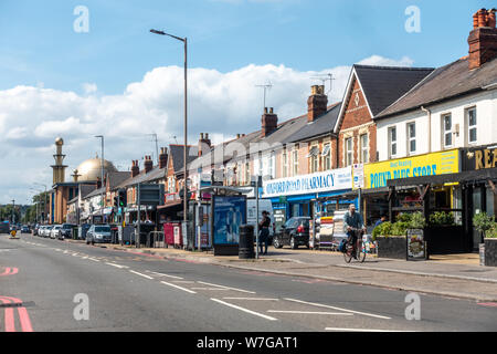 Negozi di Oxford Road in lettura, Regno Unito compreso Oxford Road farmacia e sterlina più Store. Abu Bakr centro islamico e la moschea è in distanza. Foto Stock