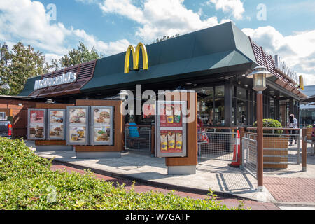 Il McDonalds un ristorante fast food su Oxford Street, Reding, Berkshire, Regno Unito Foto Stock