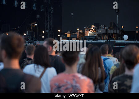 BONTIDA, ROMANIA - Luglio 20, 2019: Tedesco musicista e compositore Nils Frahm eseguendo un concerto dal vivo al pianoforte elettrico al Festival di Castello Foto Stock