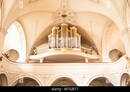 L'organo a pipa della chiesa cattolica di San Jakob su Pfarrstrasse, nell'Altstadt (città vecchia) della città bavarese di Dachau, Germania. Foto Stock