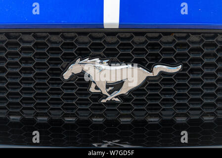 Ford Mustang griglia anteriore con chrome cavallo logo badge. Foto Stock