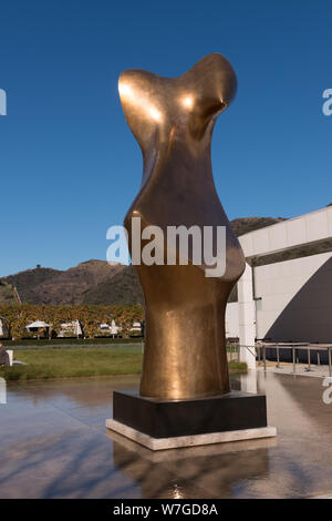 Arte presso il Getty Center di Los Angeles, California, uno dei due musei di arte che fanno parte del Museo Getty Abstract: Foto mostra di scultura forma in bronzo di Henry Moore. Foto Stock