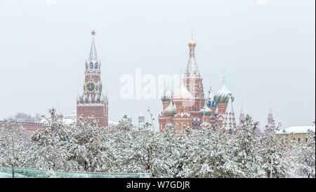 Vista sul Cremlino di Mosca in inverno, Russia. Tempesta di neve pesante, Blizzard a Mosca. Nevicata oltre il Cremlino. Vista panoramica. Vista la coperta di neve Kre Foto Stock