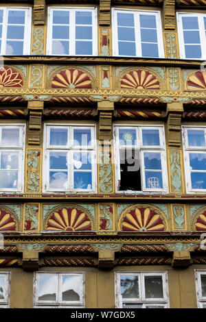 Primo piano della fila di finestre delle più antiche woodframe edificio nel centro di Hannover, Bassa Sassonia, Germania Foto Stock