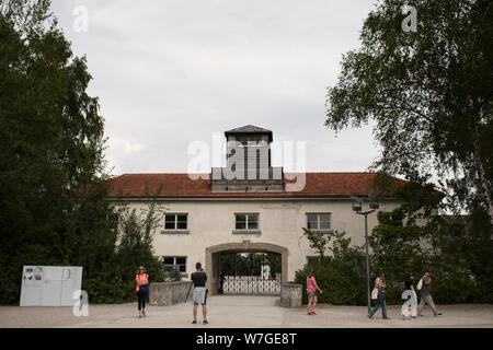Il Jourhaus e la porta principale per l'ex sito commemorativo del campo di concentramento a Dachau, Germania. Foto Stock