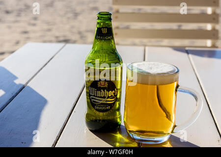 La pinta bottiglia e bicchiere di Namibia Windhoek birra, Namibia Foto Stock