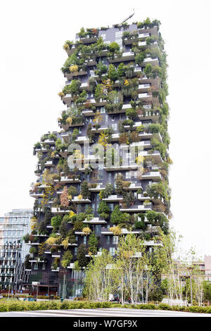 Milano, Italia - 04 15 2019 Bosco Verticale coppia di torri residenziali in la Porta Nuova quartiere di Milano, Italia, Foto Stock