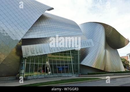 CLEVELAND, OH -23 Giu 2019- Vista di Frank Gehry progettato Peter B. Lewis Building, casa del Weatherhead School of Management della Case Western Res Foto Stock