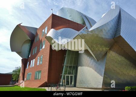 CLEVELAND, OH -23 Giu 2019- Vista di Frank Gehry progettato Peter B. Lewis Building, casa del Weatherhead School of Management della Case Western Res Foto Stock