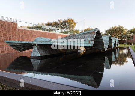 Artista Santiago Calatrava onda creata, una scultura installati al di fuori del nuovo Museo prati edificio del campus della Southern Methodist University a Dallas, in Texas, nel 2002 Foto Stock