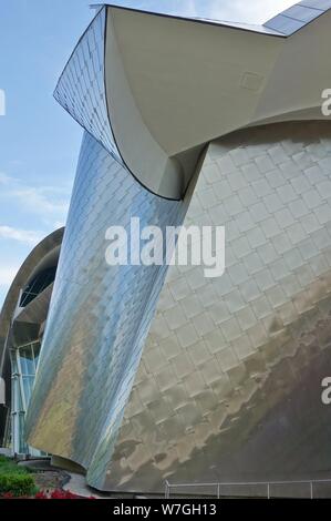 CLEVELAND, OH -23 Giu 2019- Vista di Frank Gehry progettato Peter B. Lewis Building, casa del Weatherhead School of Management della Case Western Res Foto Stock