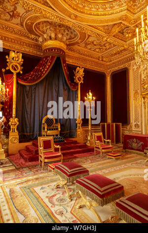 Parigi, Francia, 31 marzo 2017: Palazzo Fontainebleau interni. La sala del trono. Chateau è stato uno dei principali palazzi dei re di Francia. Foto Stock