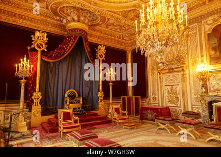 Parigi, Francia, 31 marzo 2017: Palazzo Fontainebleau interni. La sala del trono. Chateau è stato uno dei principali palazzi dei re di Francia. Foto Stock