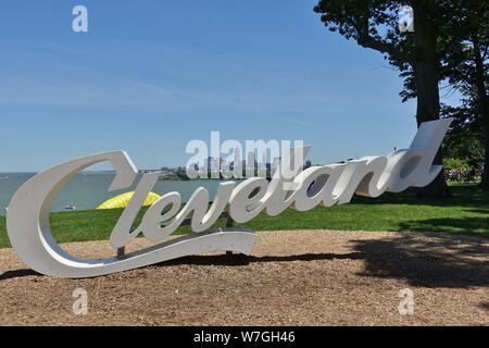 CLEVELAND, OH -23 Giu 2019- Vista del Cleveland segno davanti dello skyline di Cleveland, Ohio sulla riva del Lago Erie. Foto Stock